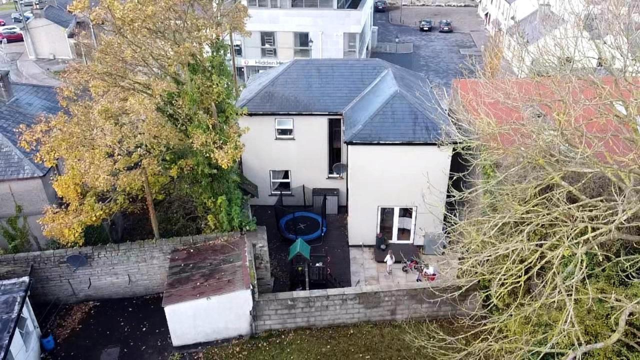 Town Villa With Charming Garden, Bbq Area & Sleeps 6 Cashel  Exterior photo
