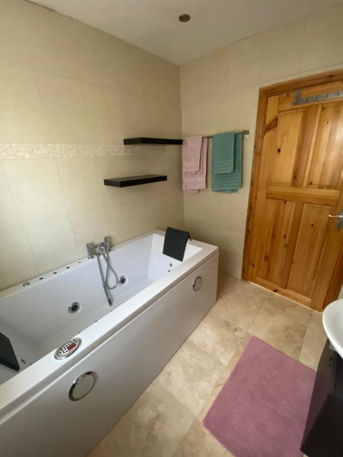 Town Villa With Charming Garden, Bbq Area & Sleeps 6 Cashel  Exterior photo